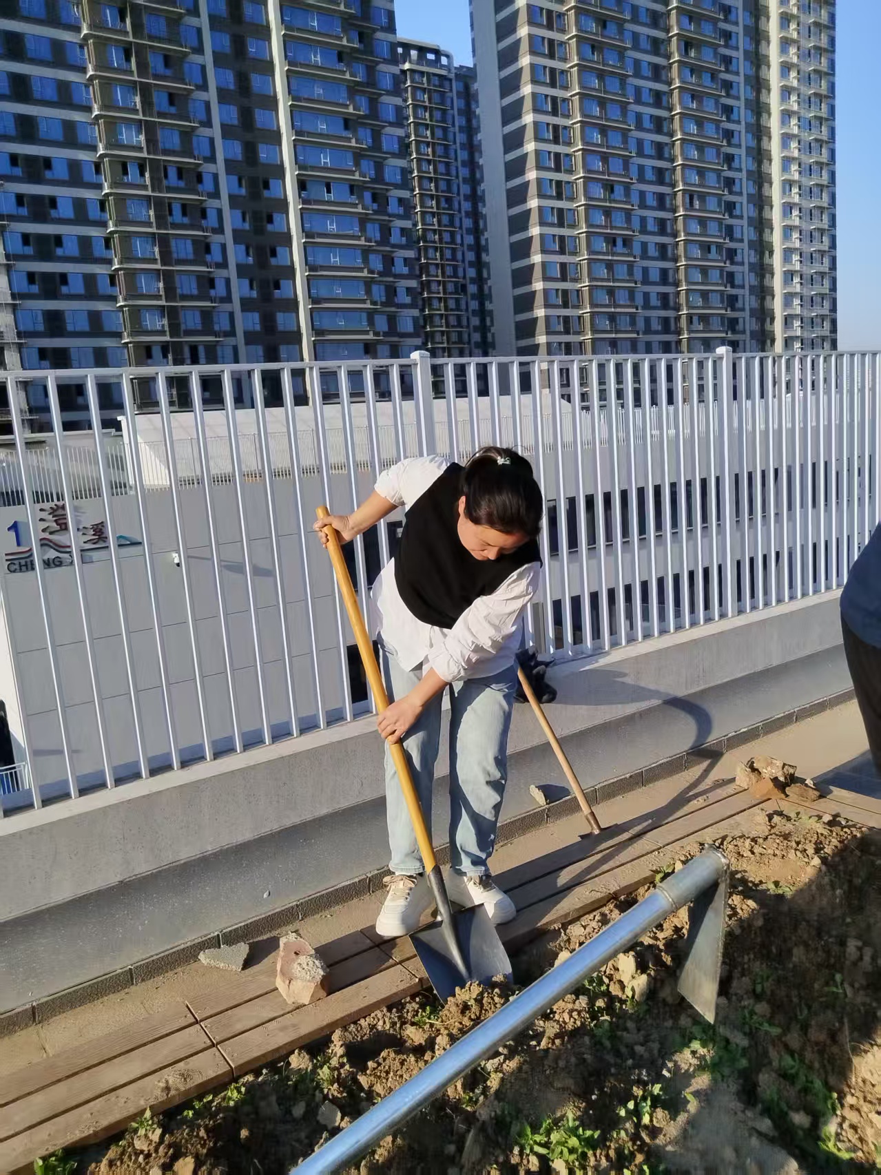 班主任张老师在参加劳动_20250410083608.jpg